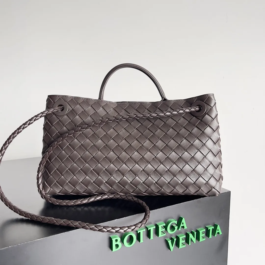BV 1960 BV Lin Xinru, Ken Dou, Zhou Yutong, Zhu Zhu and other similar models, Andiamo Italian Let'go's new horizontal version design is more refined and elegant. The horizontal version presents a light and fashionable feeling that is more suitable for the body shape of Asian girls. The actual upper body is really awesome! Practicality and elegance coexist! 🉑️Carry it by hand, shoulder or crossbody, the law of true fragrance🥳 Style number: 754990 Size: 29*10*18